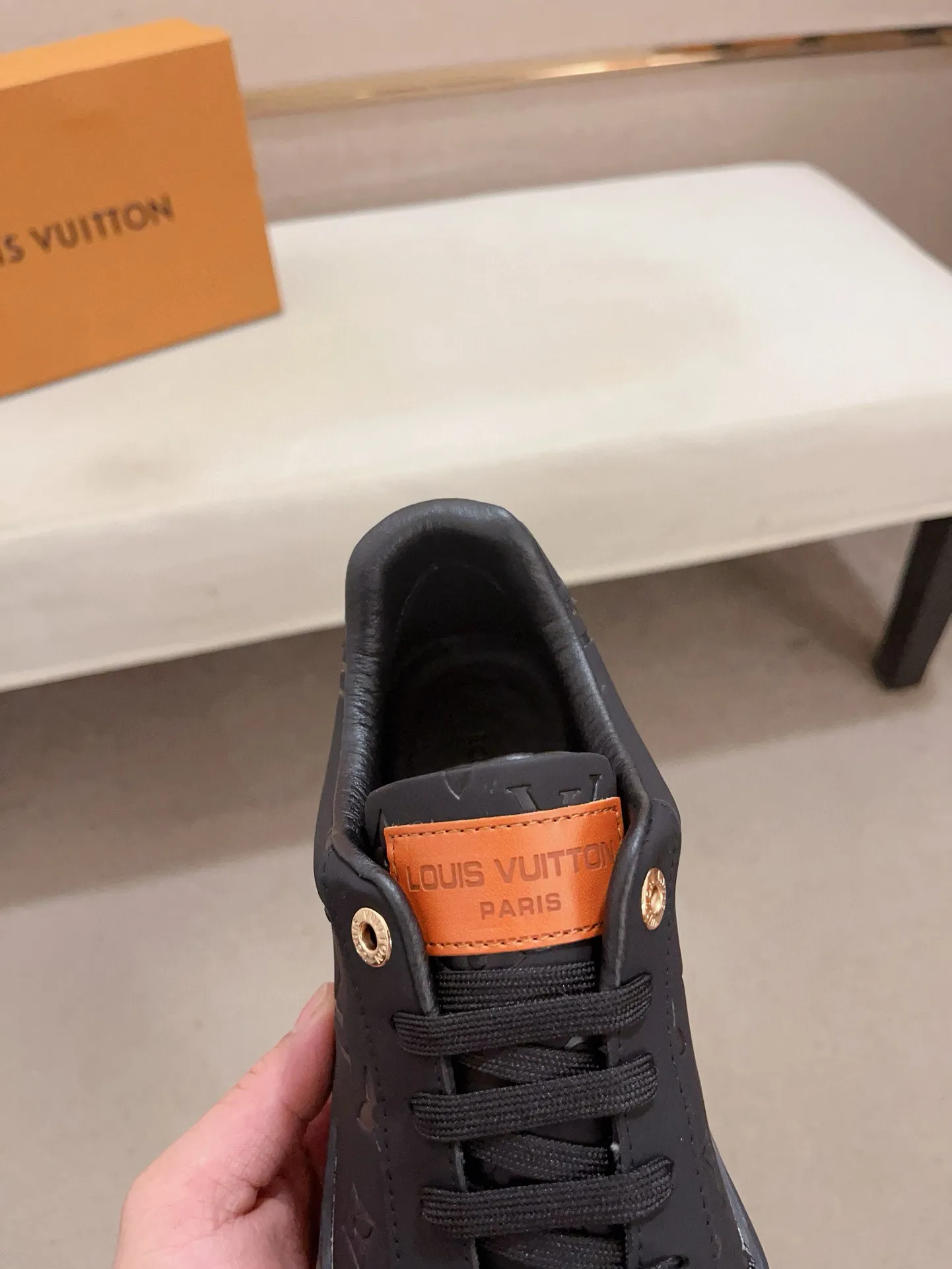 Men's shoes💰 400💰Louis Vuitton (Louis Vuitton/LV) top 🔍🔍 new models are on sale at the same time, the upper 🇮🇹 imported first-layer cowhide from Italy, fully imported sheepskin lining 💪💪, completely 1⃣️ to 1 ⃣️Re-engraved🇮🇹💪💪, ⚠Sole: The original sole is specially provided by the original factory, the exclusive movable molded sole is super comfortable, ⚠The original factory follows the order, 🔍🔍high quality, you can enter and exit the counter at will, welcome to compare⚠. Code number: 38-44. Can be customized for 45 non-refundable!